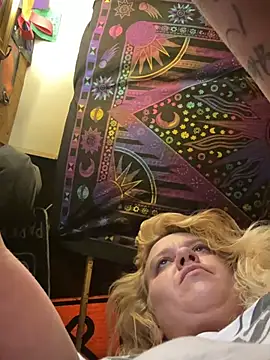 Snapshot of TrashleyRosebud chatting on February 26, 6:51 pm TrashleyRosebud online show from February 26, 6:51 pm