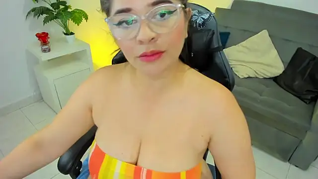 Snapshot of BellaFlaming chatting on February 13, 2:31 pm BellaFlaming online show from February 13, 2:31 pm