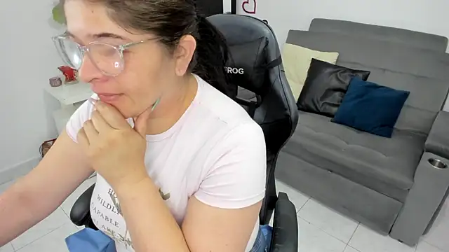 Snapshot of BellaFlaming chatting on February 17, 11:44 am BellaFlaming online show from February 17, 11:44 am