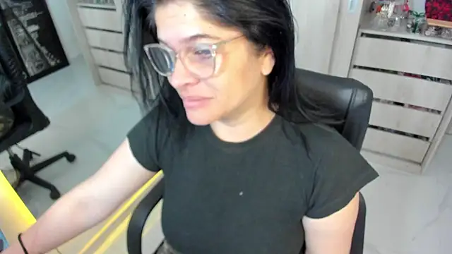 BellaFlaming online show from May 29, 10:57 am