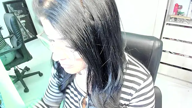 Snapshot of BellaFlaming chatting on June 3, 11:13 am BellaFlaming online show from June 3, 11:13 am