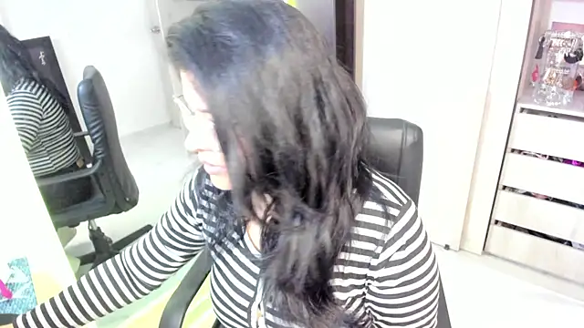 Snapshot of BellaFlaming chatting on June 9, 10:27 am BellaFlaming online show from June 9, 10:27 am