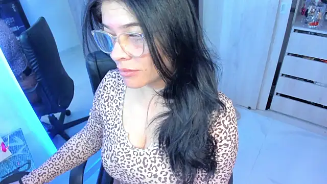 Snapshot of BellaFlaming chatting on June 13, 10:35 am BellaFlaming online show from June 13, 10:35 am