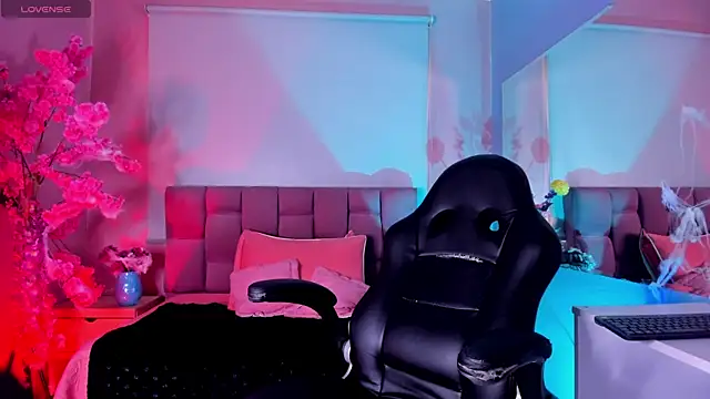 mia thompsonn  online show from October 31, 3:13 pm