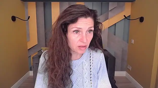 Snapshot of EllaLong chatting on April 18, 11:25 am EllaLong online show from April 18, 11:25 am