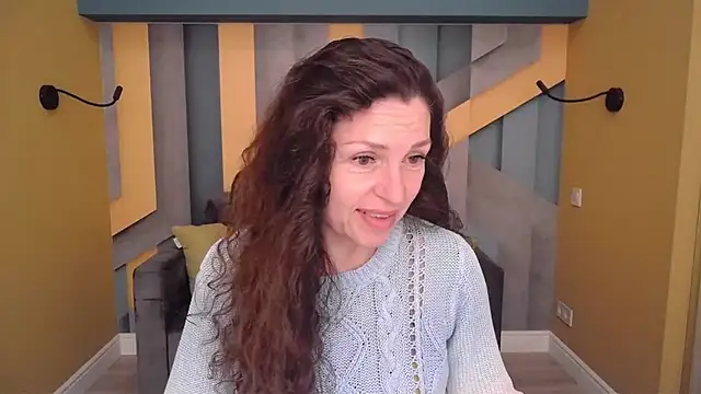 Snapshot of EllaLong chatting on April 19, 11:42 am EllaLong online show from April 19, 11:42 am