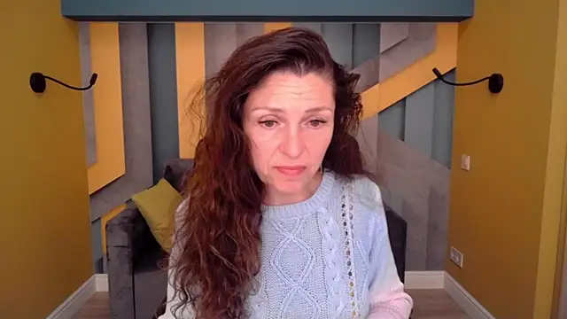 Snapshot of EllaLong chatting on April 22, 11:34 am EllaLong online show from April 22, 11:34 am