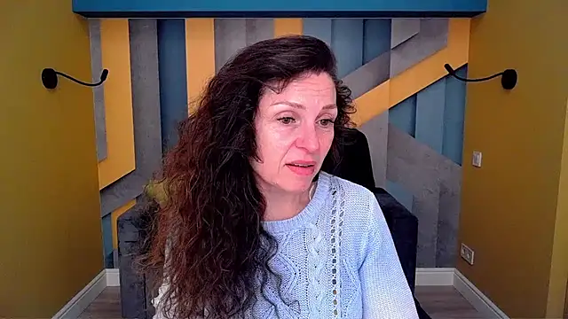 Snapshot of EllaLong chatting on April 24, 11:34 am EllaLong online show from April 24, 11:34 am