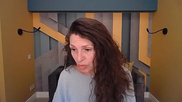 Snapshot of EllaLong chatting on April 25, 11:24 am EllaLong online show from April 25, 11:24 am