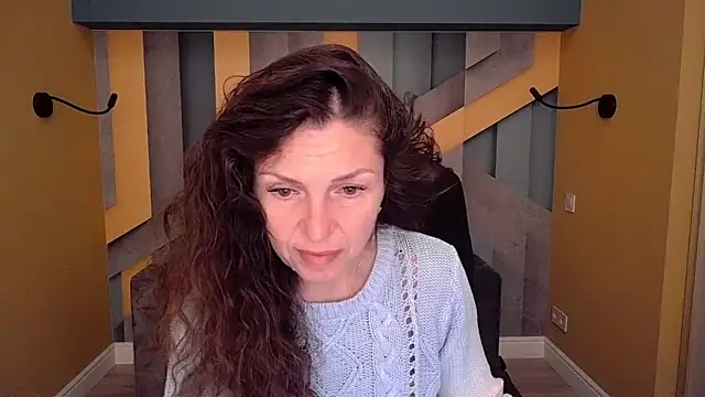 Snapshot of EllaLong chatting on May 1, 11:26 am EllaLong online show from May 1, 11:26 am