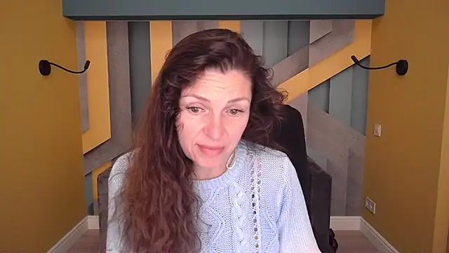 Snapshot of EllaLong chatting on May 3, 11:27 am EllaLong online show from May 3, 11:27 am