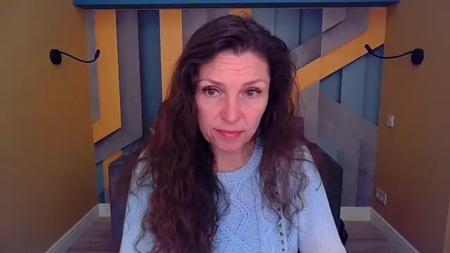 Snapshot of EllaLong chatting on May 4, 11:28 am EllaLong online show from May 4, 11:28 am