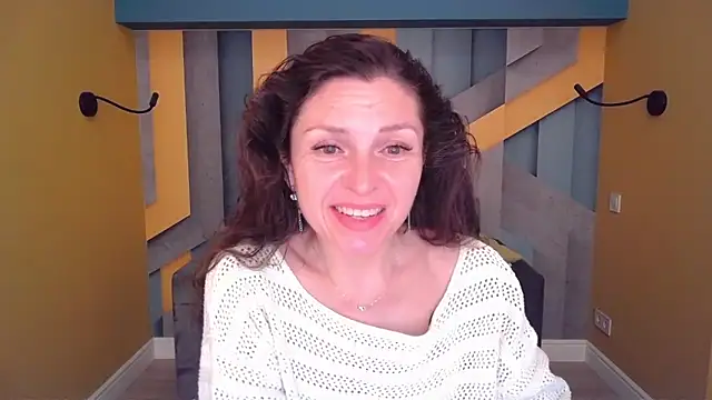 Snapshot of EllaLong chatting on May 6, 11:26 am EllaLong online show from May 6, 11:26 am