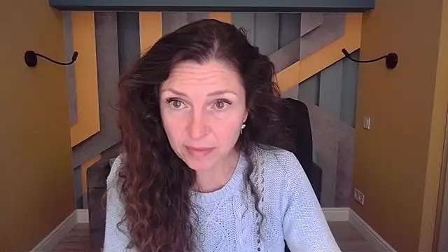 Snapshot of EllaLong chatting on May 14, 11:28 am EllaLong online show from May 14, 11:28 am