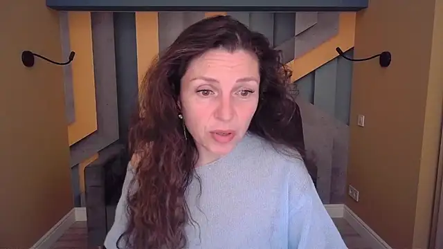 Snapshot of EllaLong chatting on May 15, 11:28 am EllaLong online show from May 15, 11:28 am
