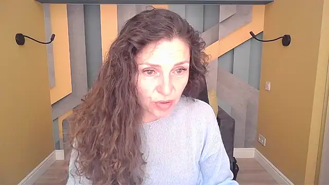Snapshot of EllaLong chatting on May 16, 11:31 am EllaLong online show from May 16, 11:31 am