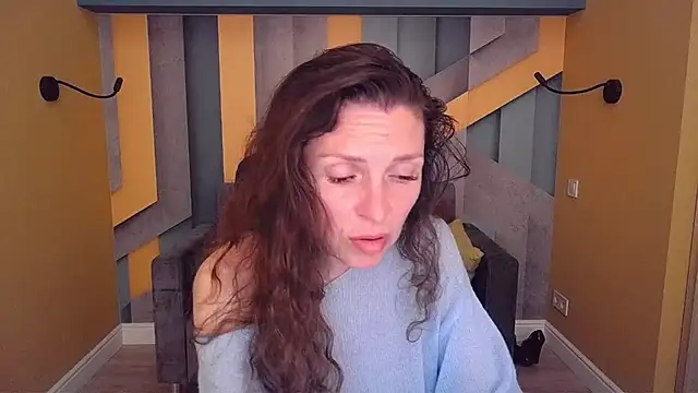 Snapshot of EllaLong chatting on May 20, 2:45 pm EllaLong online show from May 20, 2:45 pm