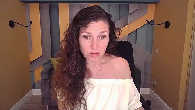 Snapshot of EllaLong chatting on May 23, 11:25 am EllaLong online show from May 23, 11:25 am
