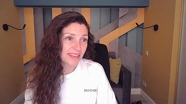 Snapshot of EllaLong chatting on May 24, 11:37 am EllaLong online show from May 24, 11:37 am