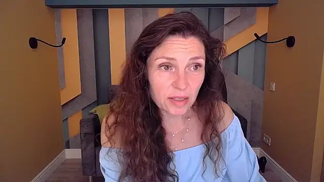 Snapshot of EllaLong chatting on May 26, 11:28 am EllaLong online show from May 26, 11:28 am