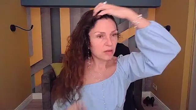 Snapshot of EllaLong chatting on May 27, 11:29 am EllaLong online show from May 27, 11:29 am