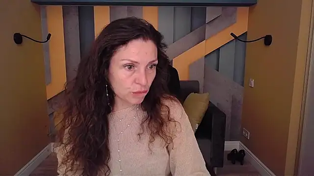 Snapshot of EllaLong chatting on May 29, 11:30 am EllaLong online show from May 29, 11:30 am