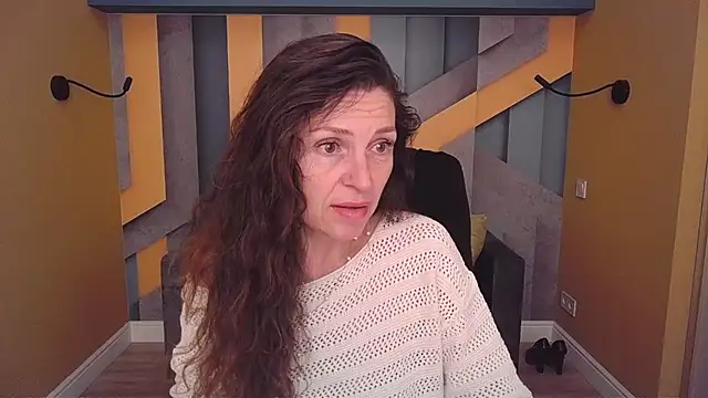 Snapshot of EllaLong chatting on May 30, 11:18 am EllaLong online show from May 30, 11:18 am