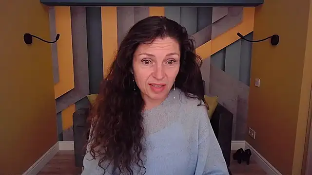 Snapshot of EllaLong chatting on May 31, 11:28 am EllaLong online show from May 31, 11:28 am