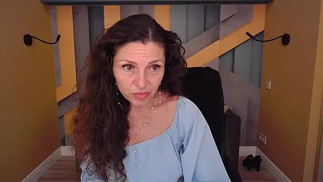 Snapshot of EllaLong chatting on June 5, 11:49 am EllaLong online show from June 5, 11:49 am