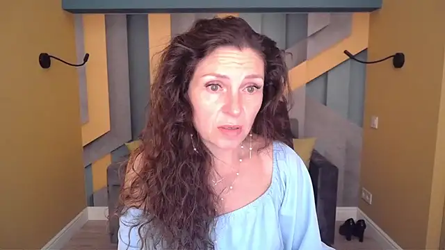 Snapshot of EllaLong chatting on June 6, 11:26 am EllaLong online show from June 6, 11:26 am