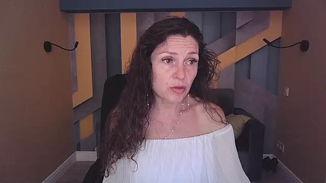 Snapshot of EllaLong chatting on June 9, 11:55 am EllaLong online show from June 9, 11:55 am