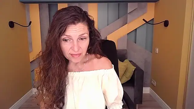 Snapshot of EllaLong chatting on June 19, 11:36 am EllaLong online show from June 19, 11:36 am