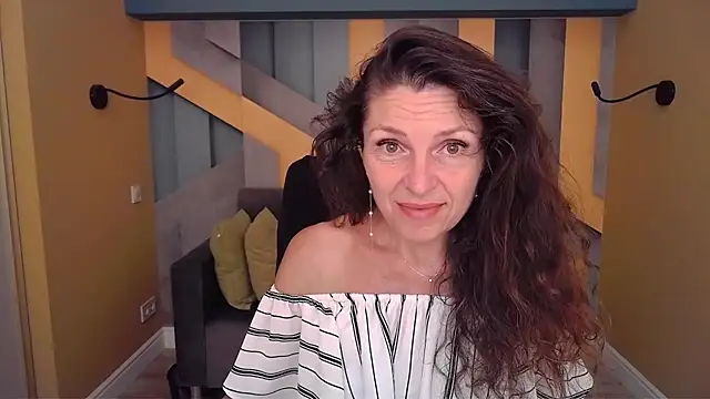 Snapshot of EllaLong chatting on July 1, 11:34 am EllaLong online show from July 1, 11:34 am