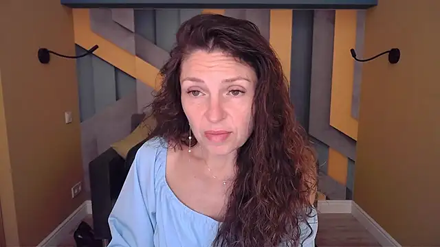 Snapshot of EllaLong chatting on July 5, 11:28 am EllaLong online show from July 5, 11:28 am