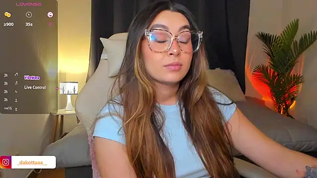 dakottaa  online show from April 4, 11:35 pm