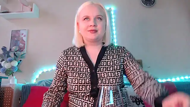 Snapshot of Karolina_love_ chatting on January 25, 12:05 pm Karolina love online show from January 25, 12:05 pm