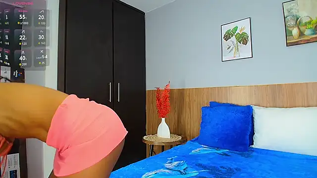 EmiliBonnie online show from December 18, 10:05 pm