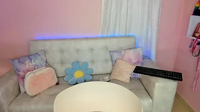 tinysara online show from December 4, 4:27 pm