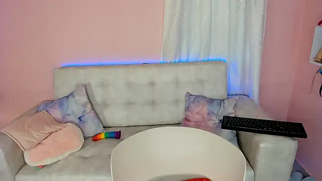 tinysara online show from December 6, 7:34 pm