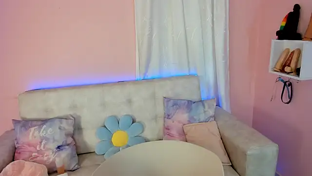 tinysara online show from December 18, 4:49 pm