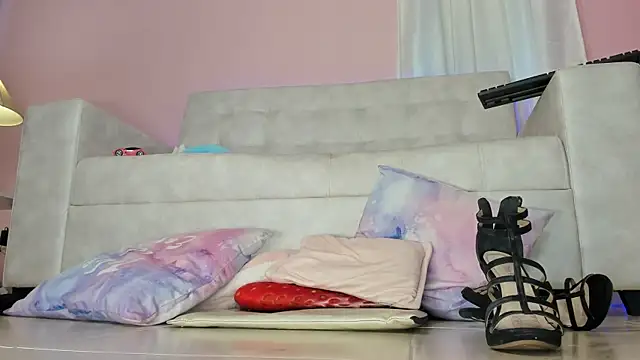 tinysara online show from January 18, 8:30 pm