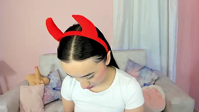 tinysara online show from March 21, 4:29 pm