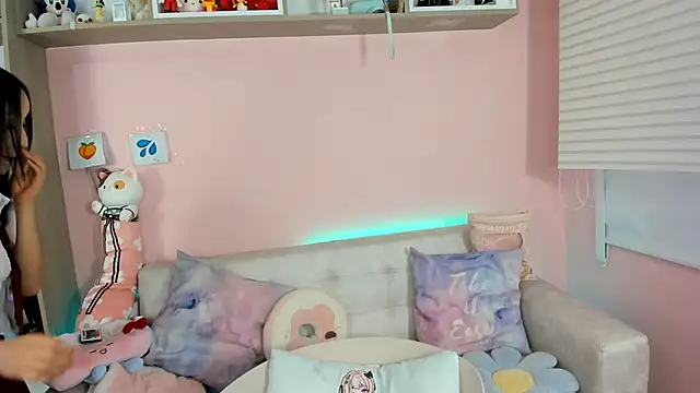 tinysara online show from November 6, 4:19 pm