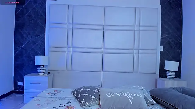 charlottewhitte online show from April 10, 12:10 pm