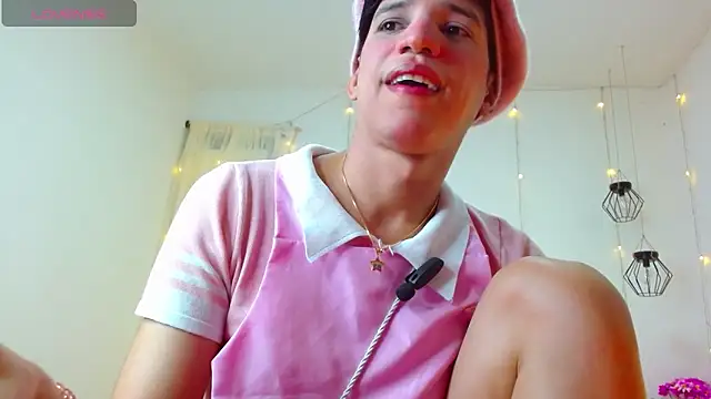 Snapshot of Ariel_Femboy_ chatting on February 7, 12:20 am Ariel Femboy online show from February 7, 12:20 am