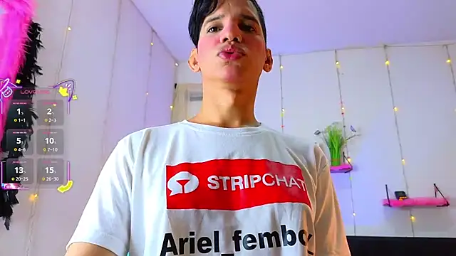 Snapshot of Ariel_Femboy_ chatting on September 19, 4:47 am Ariel Femboy online show from September 19, 4:47 am