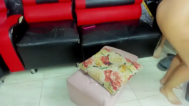 Snapshot of hot-threesome chatting on February 5, 11:37 am hot-threesome online show from February 5, 11:37 am