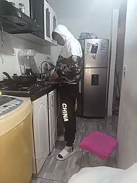 Snapshot of catire2323 chatting on February 9, 1:15 pm catire2323 online show from February 9, 1:15 pm