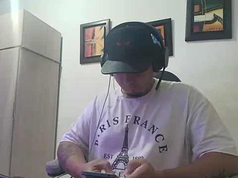 Snapshot of myke_andrade chatting on January 8, 12:46 am myke andrade online show from January 8, 12:46 am