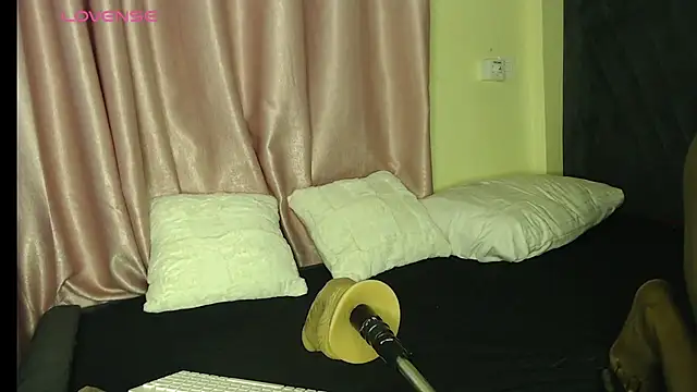 Snapshot of sexycabdy chatting on December 14, 3:47 pm sexycabdy online show from December 14, 3:47 pm